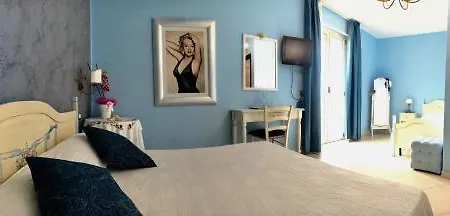 Hotel Scilla מלון 3*