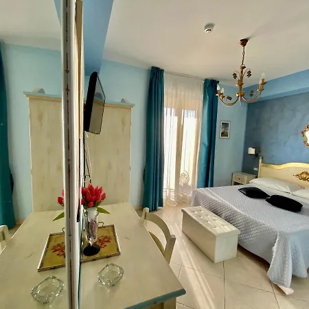 מלון Hotel Scilla 3*