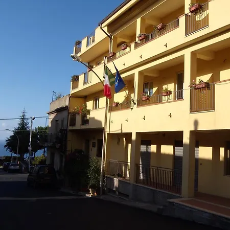 מלון Hotel Scilla 3*