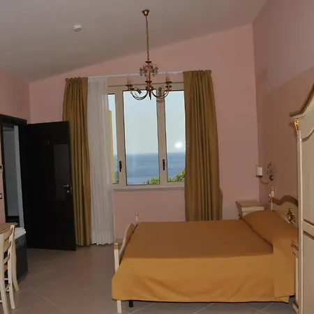 Hotel Scilla מלון שילה
