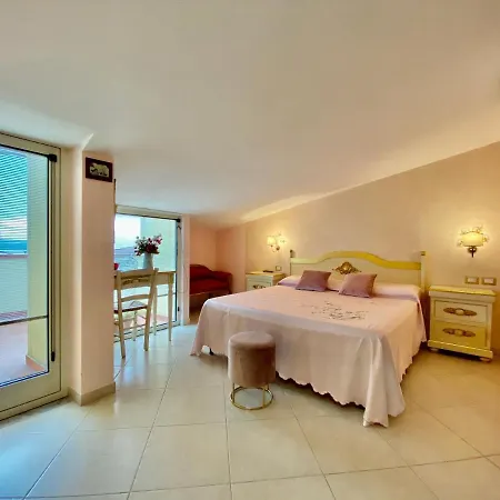 מלון Hotel Scilla 3*