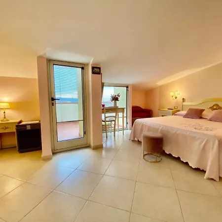 מלון Hotel Scilla 3*