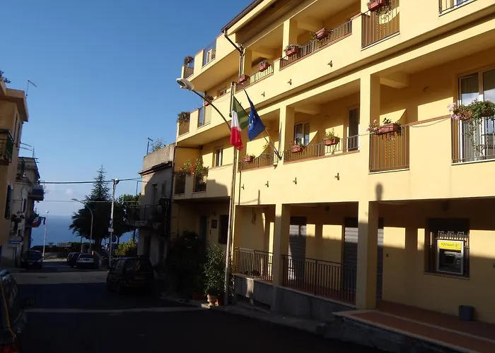 מלון Hotel Scilla 3*